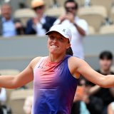 Plus rien ne semble pouvoir arrêter Iga Swiatek à Roland-Garros désormais. KEYSTONE/EPA/CAROLINE BLUMBERG
